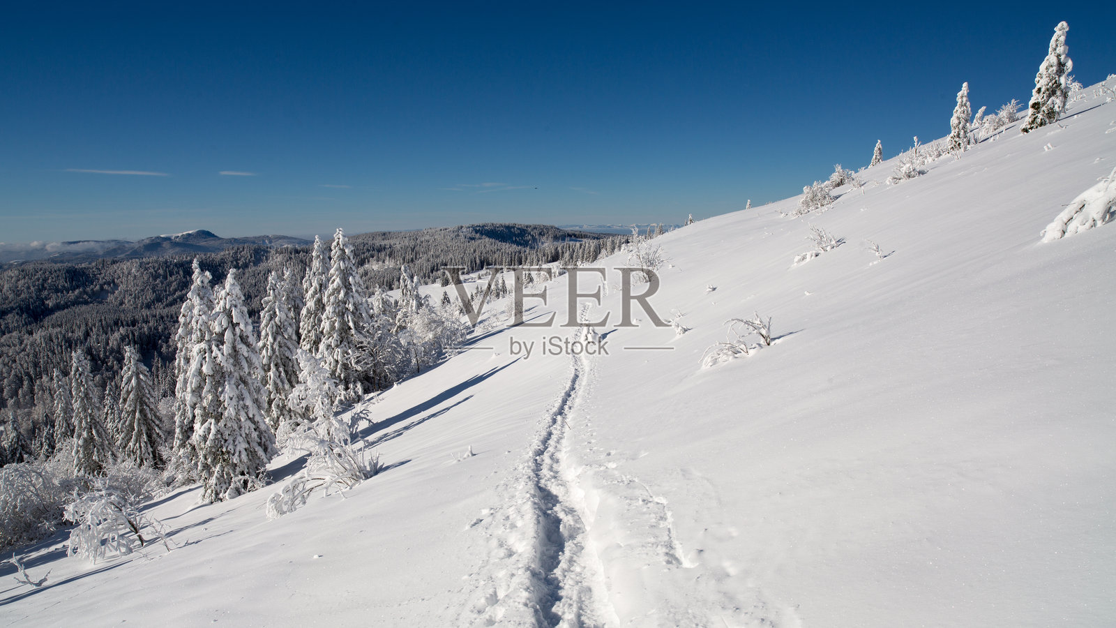 雪覆盖的山脉与天空的美丽景色照片摄影图片