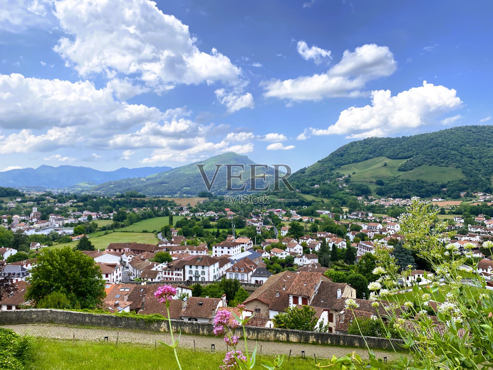 从门迪古伦堡垒俯瞰圣让皮德港的美丽景色照片摄影图片