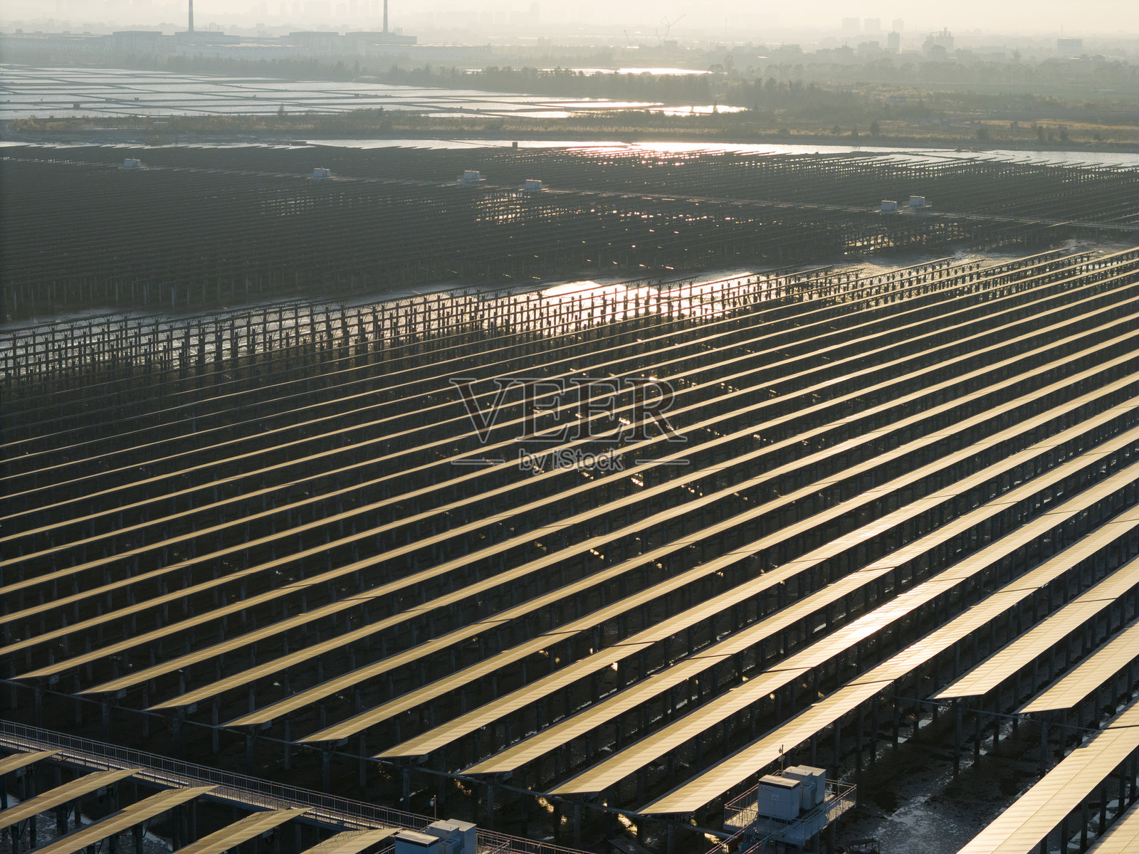 海边太阳能发电站的航拍照片照片摄影图片