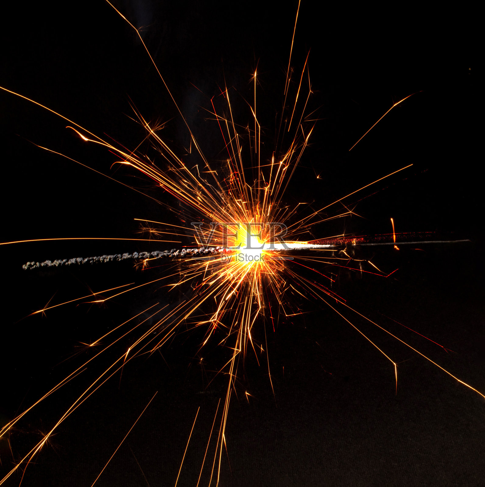 黑色背景上的烟花棒。平铺。庆祝概念。照片摄影图片