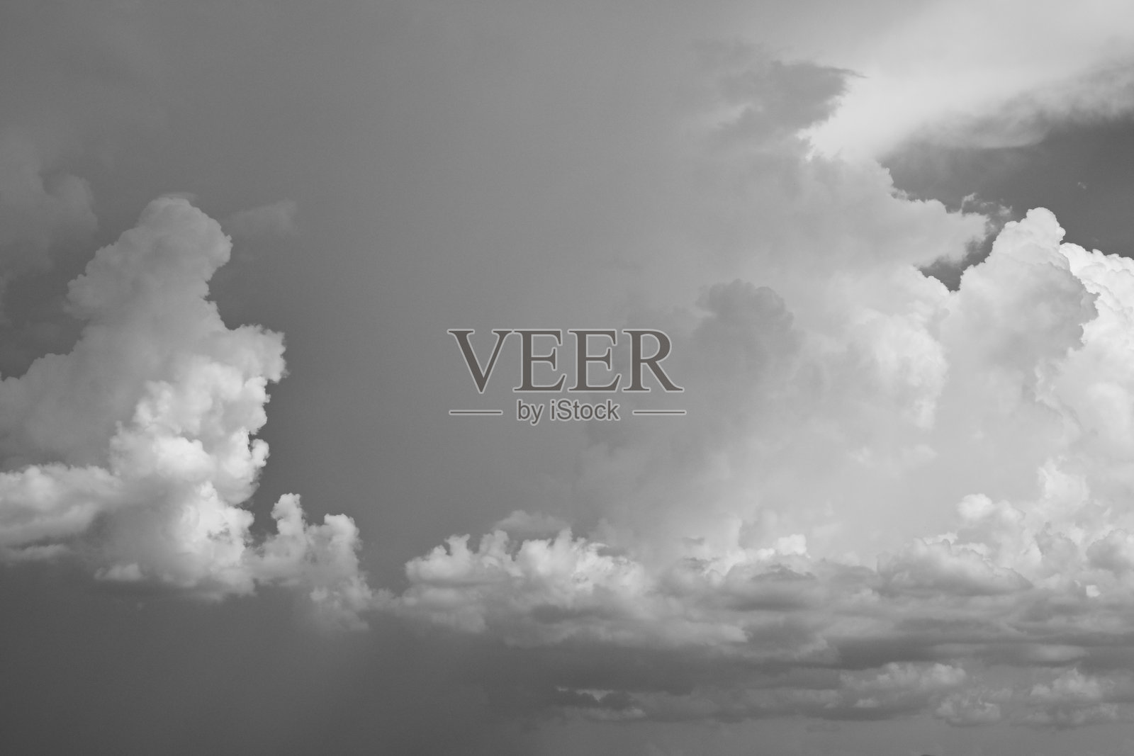 黑白图像，雨天美丽的天空与云彩照片摄影图片