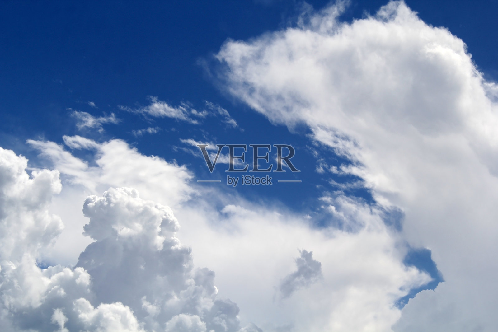 明亮的蓝天中充满了蓬松的白云，抽象的纹理背景照片摄影图片