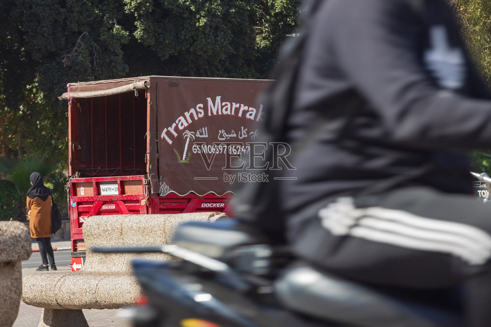 小面包车停在马拉喀什市中心的广场上照片摄影图片