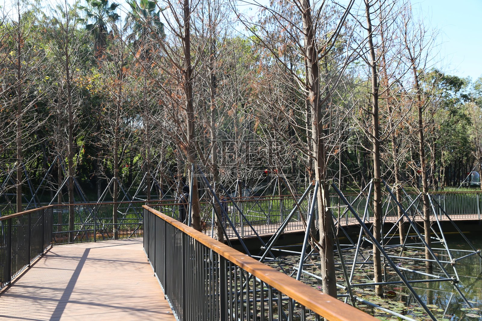 鸟瞰木栈道，配有黑色金属栏杆和钢结构照片摄影图片