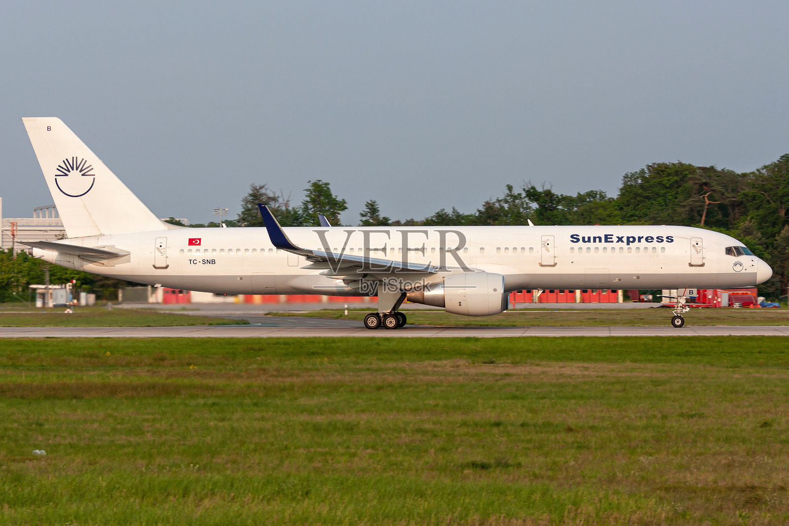 土耳其SunExpress航空的波音757-200，注册号TC-SNB，在法兰克福机场18号跑道起飞滑行。照片摄影图片
