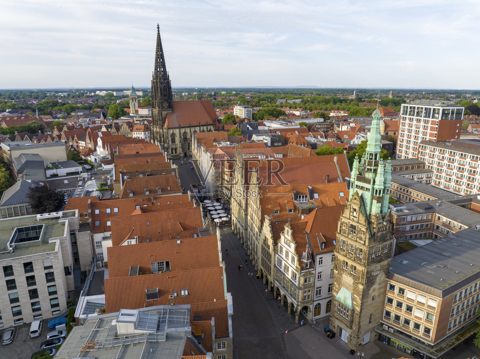 德国明斯特市，圣兰伯特教堂的航拍镜头。位于北莱茵-威斯特法伦州，德国。照片摄影图片