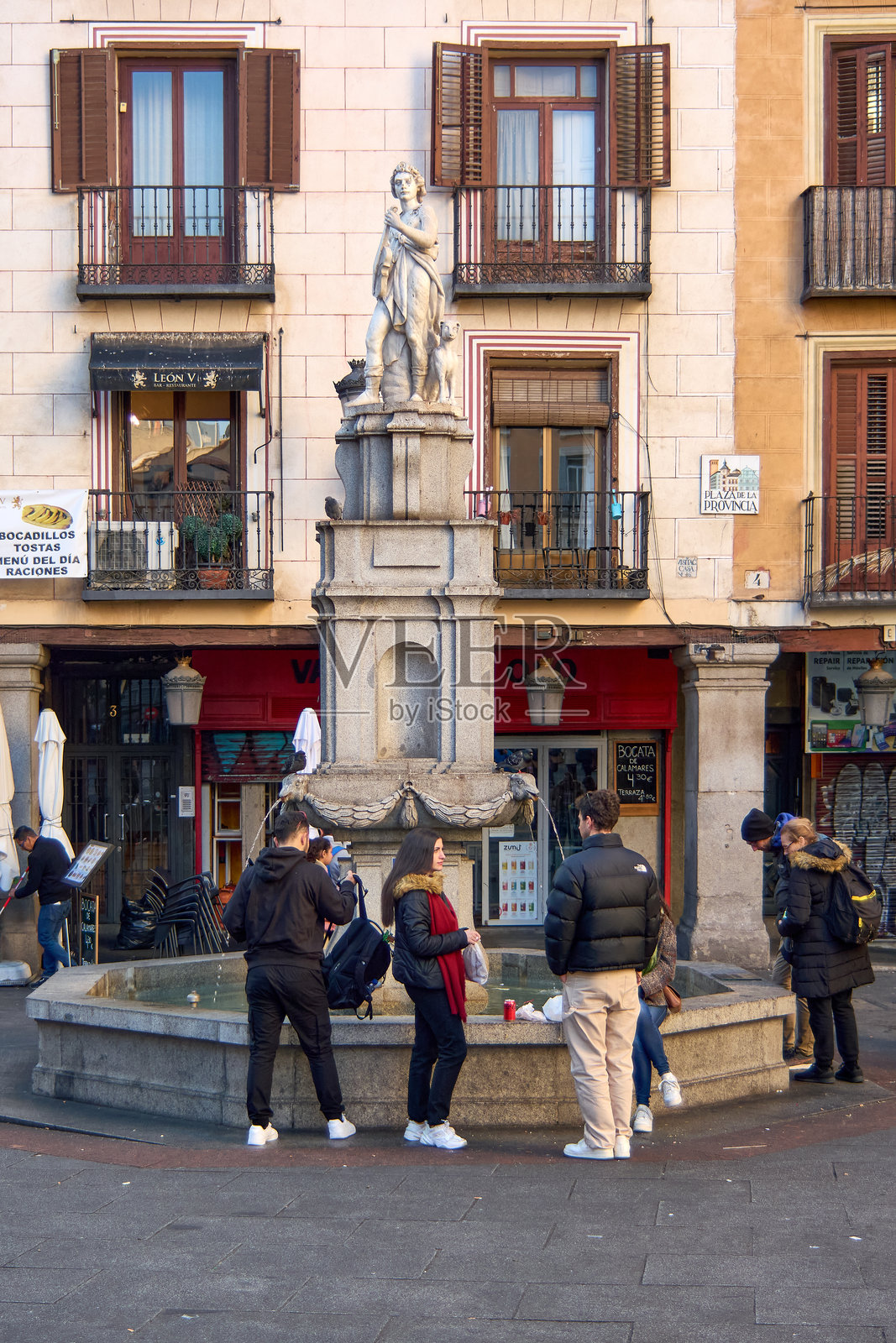 马德里老奥菲斯喷泉与人们照片摄影图片