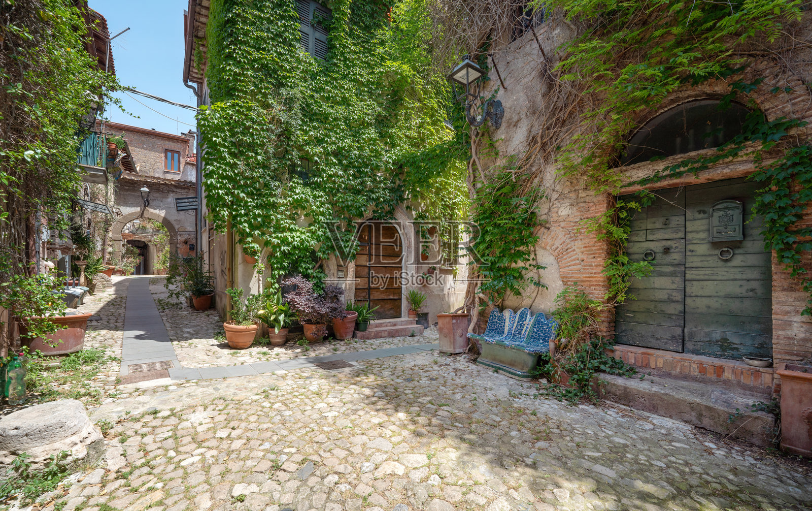 意大利拉齐奥州卡佩纳的中世纪小巷照片摄影图片