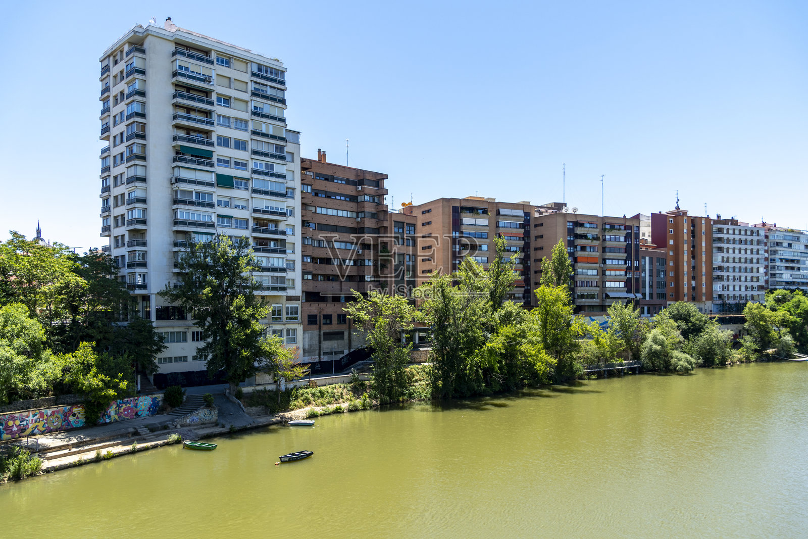 西班牙巴利亚多利德市的皮苏埃尔加河岸。照片摄影图片