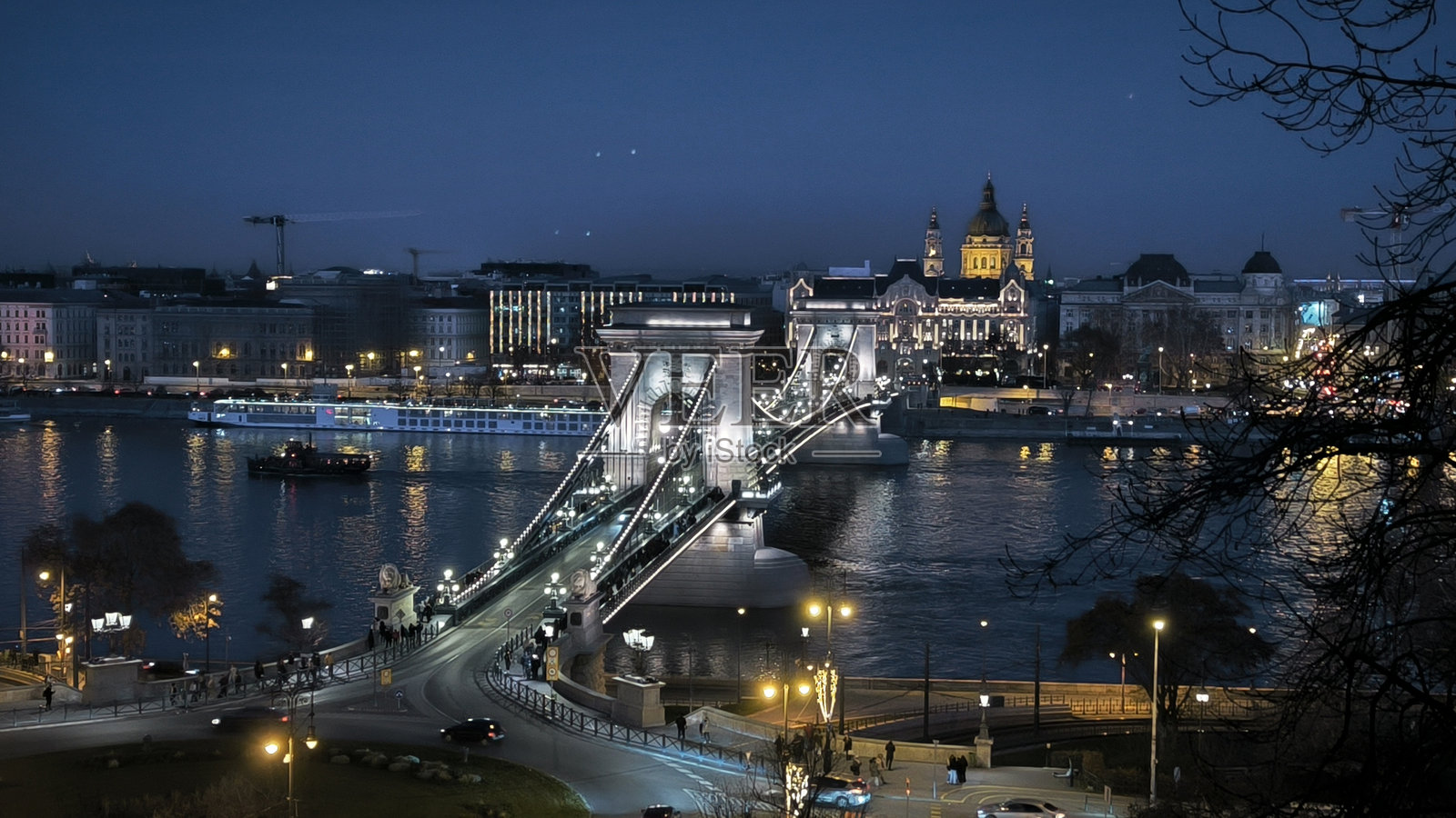 布达佩斯的链子桥夜景照片摄影图片