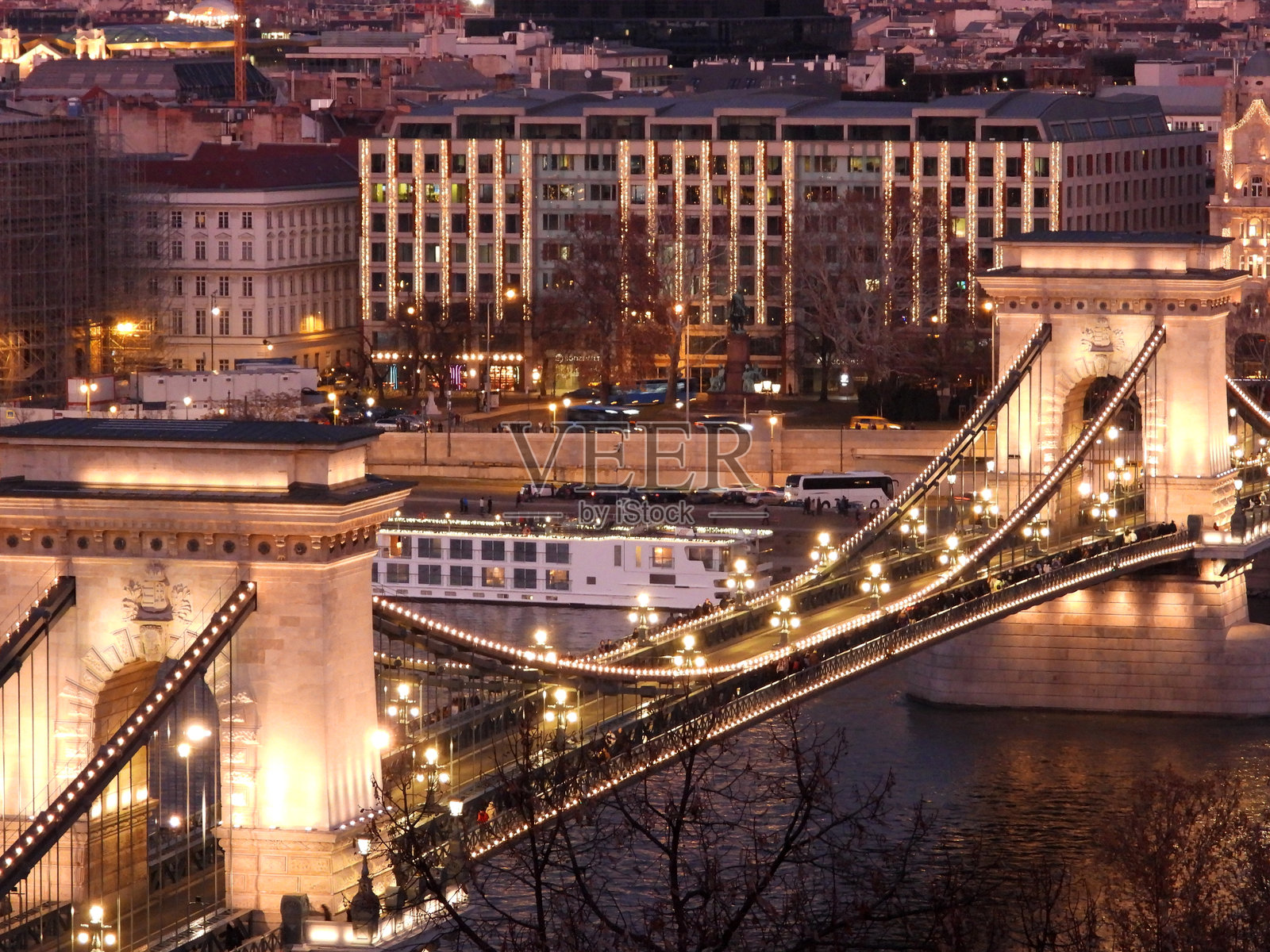 布达佩斯的链子桥夜景照片摄影图片