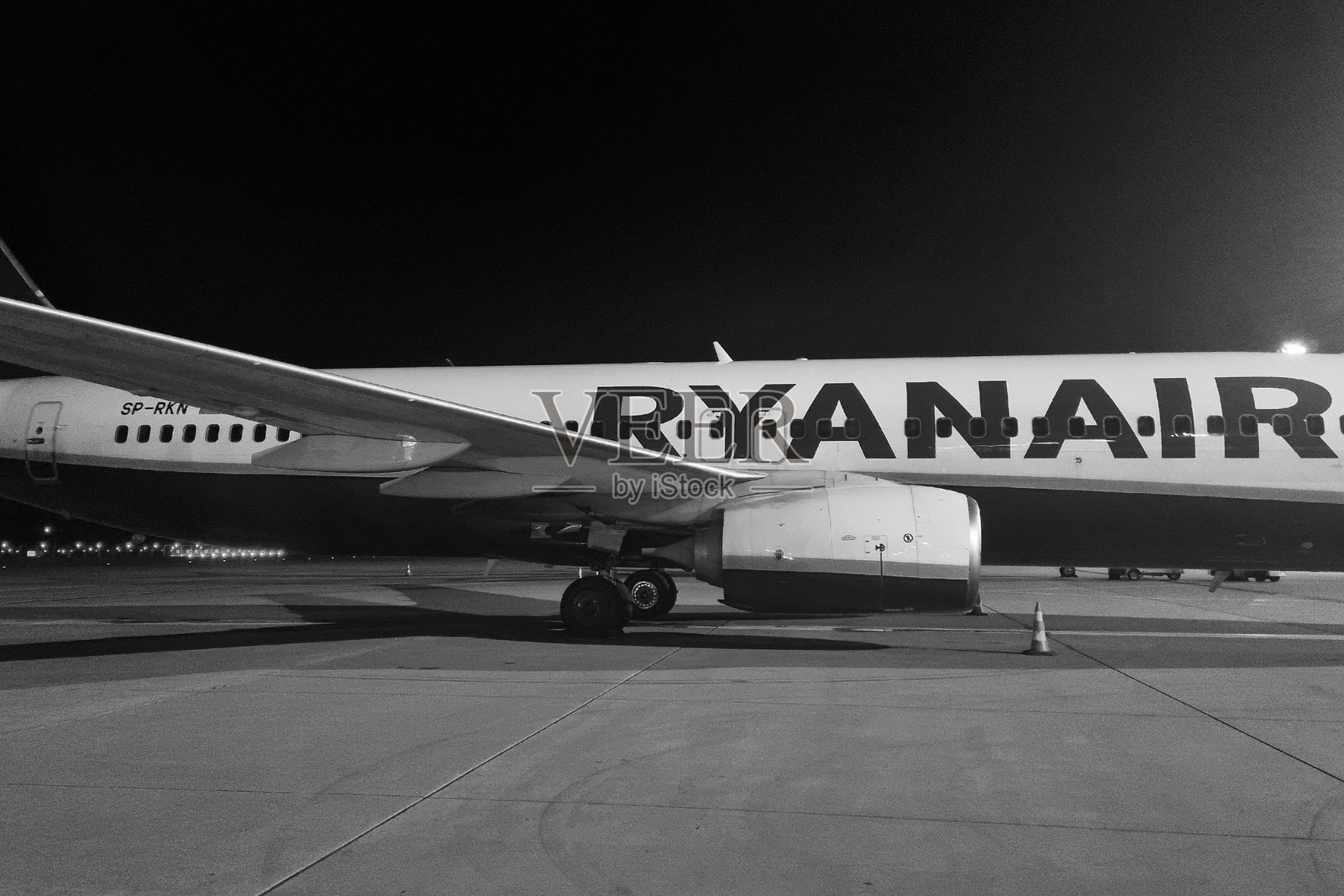 夜间停在机场滑行道上的瑞安航空飞机 - 旅游与航空概念照片摄影图片