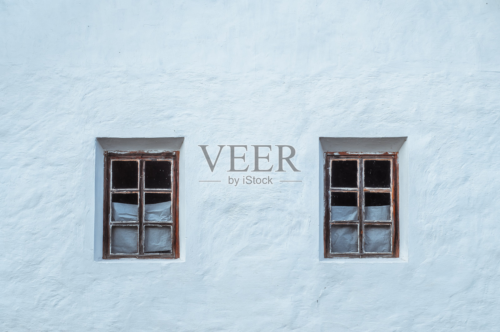 乌克兰一座白washed老房子的两个对称窗户的极简美学照片摄影图片