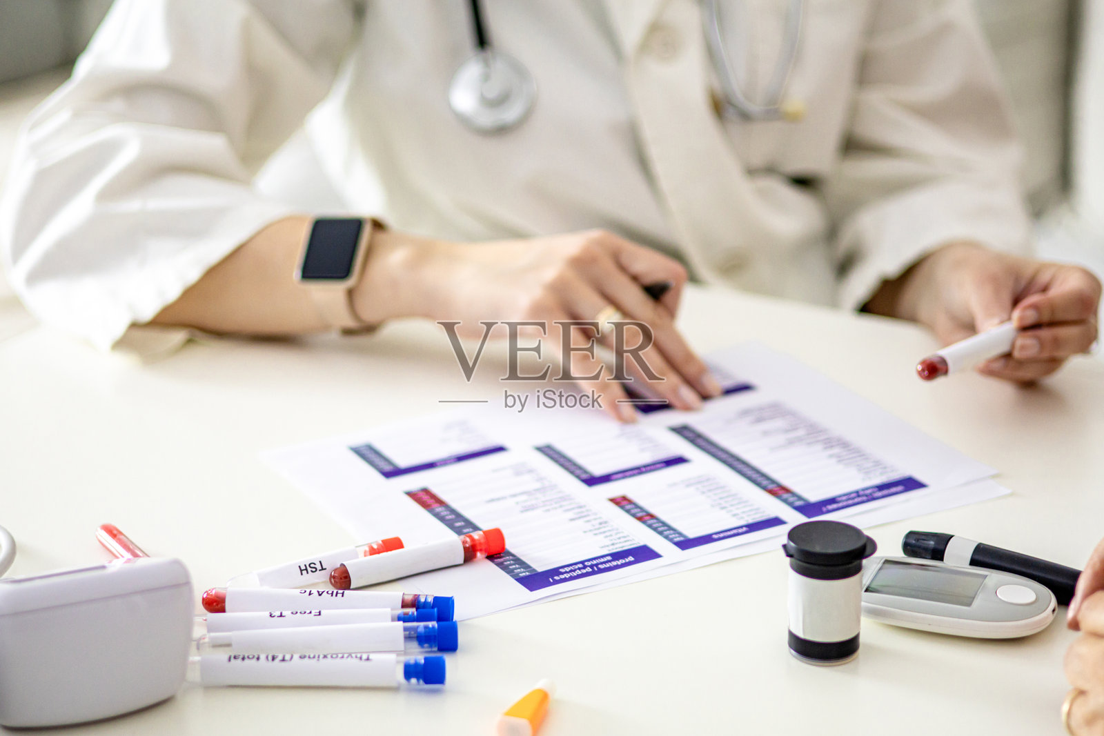 一位无法辨认的老年女性和医生在诊所的特写镜头。老年女性患者正在接受老年医生的检查、咨询和关于激素状态、糖尿病和甲状腺激素的诊断。照片摄影图片