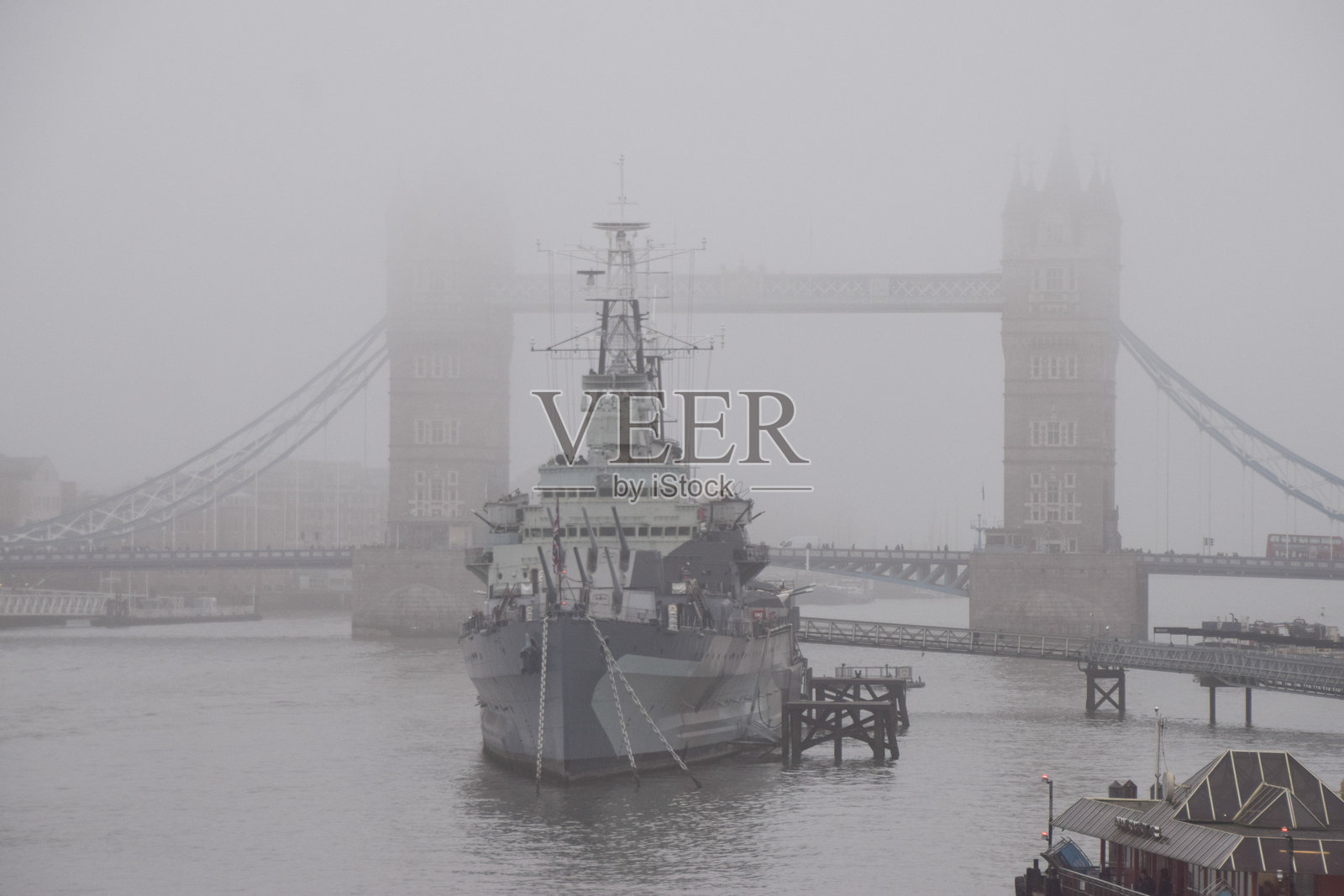伦敦的塔桥被雾笼罩照片摄影图片