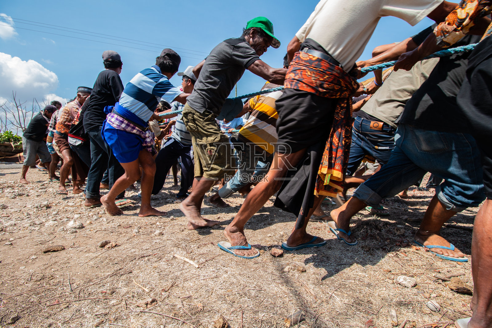 在松巴岛拉动墓碑照片摄影图片