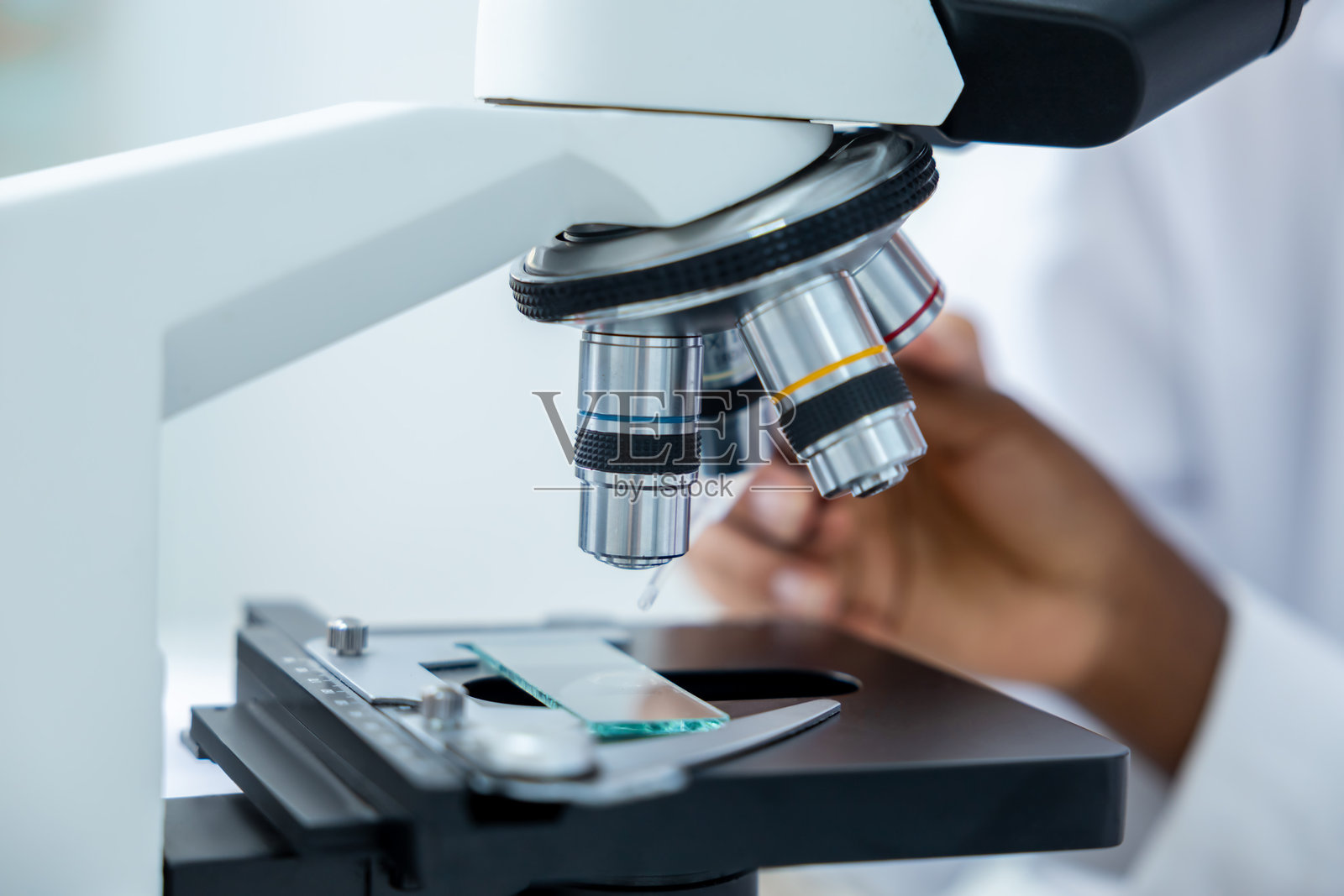 实验室中显微镜的特写照片照片摄影图片