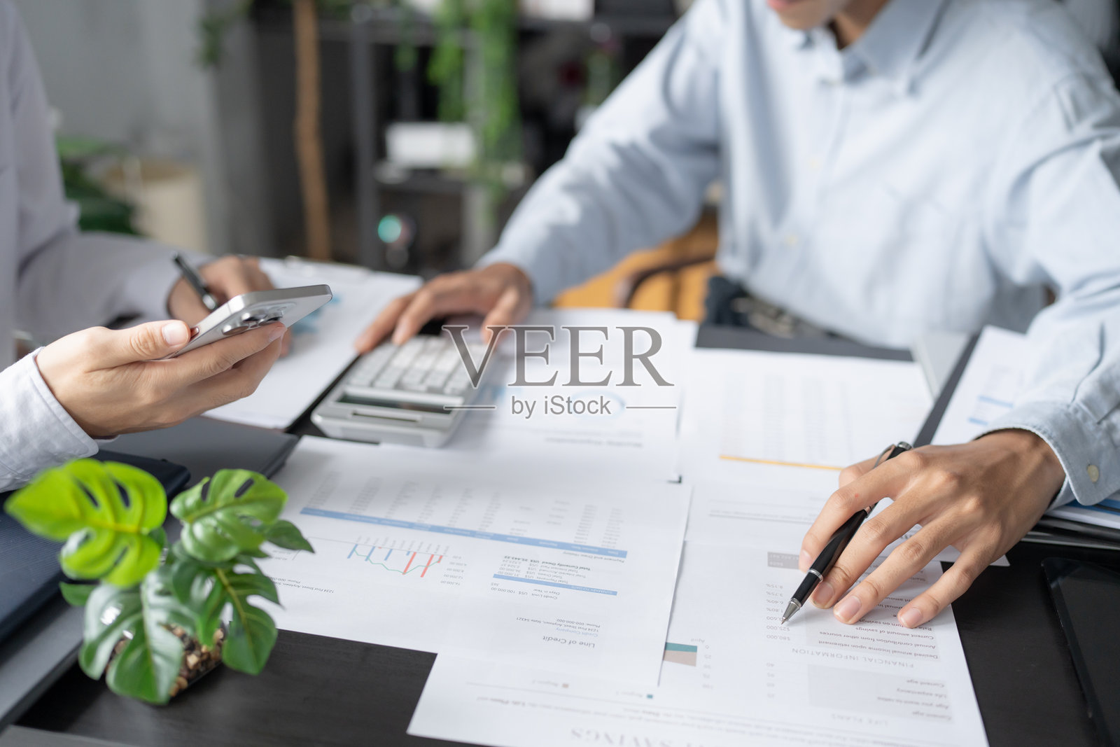 商务人士会议设计理念，专业投资者正在为新创业项目工作。概念。办公室中的商业规划。照片摄影图片