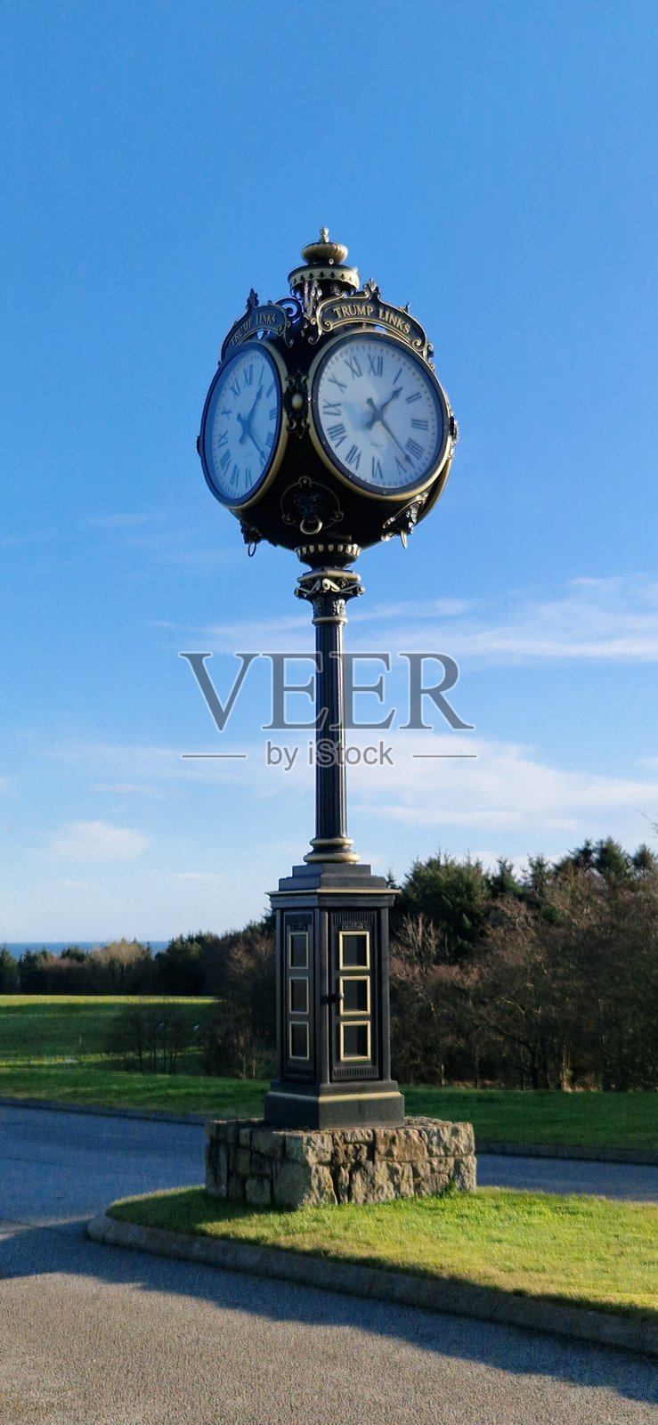 基座上的时钟照片摄影图片