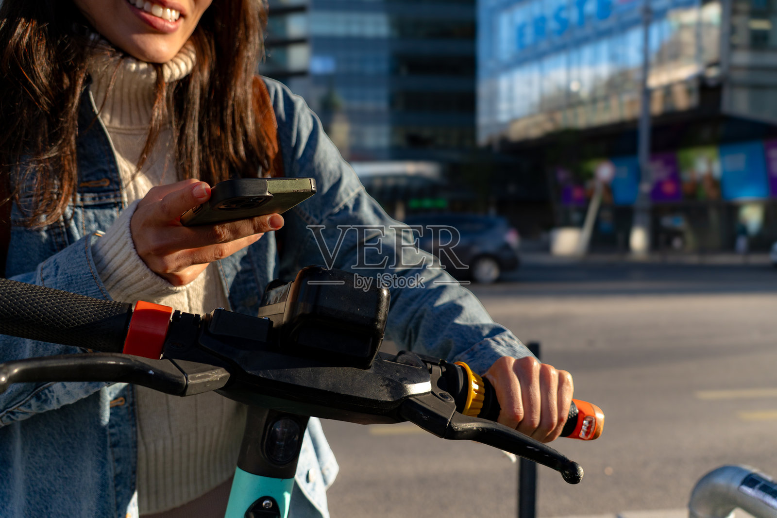 城市中的手机和电动滑板车照片摄影图片