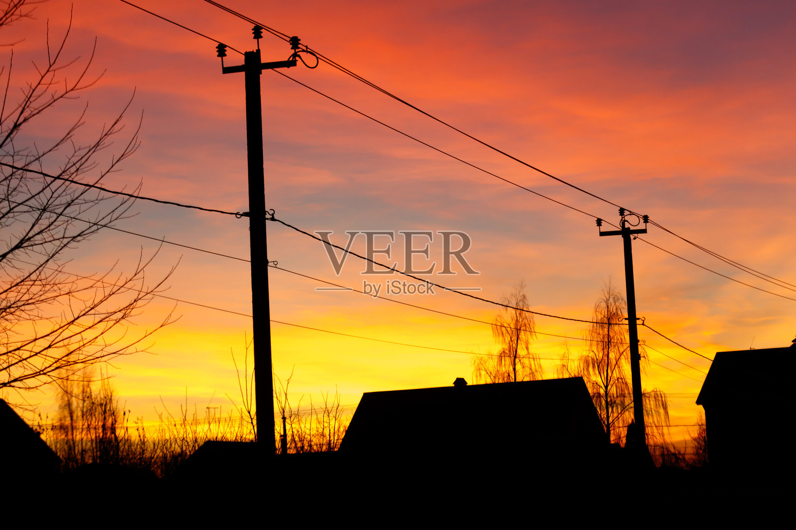天空是橙色的，太阳正在落下。照片摄影图片