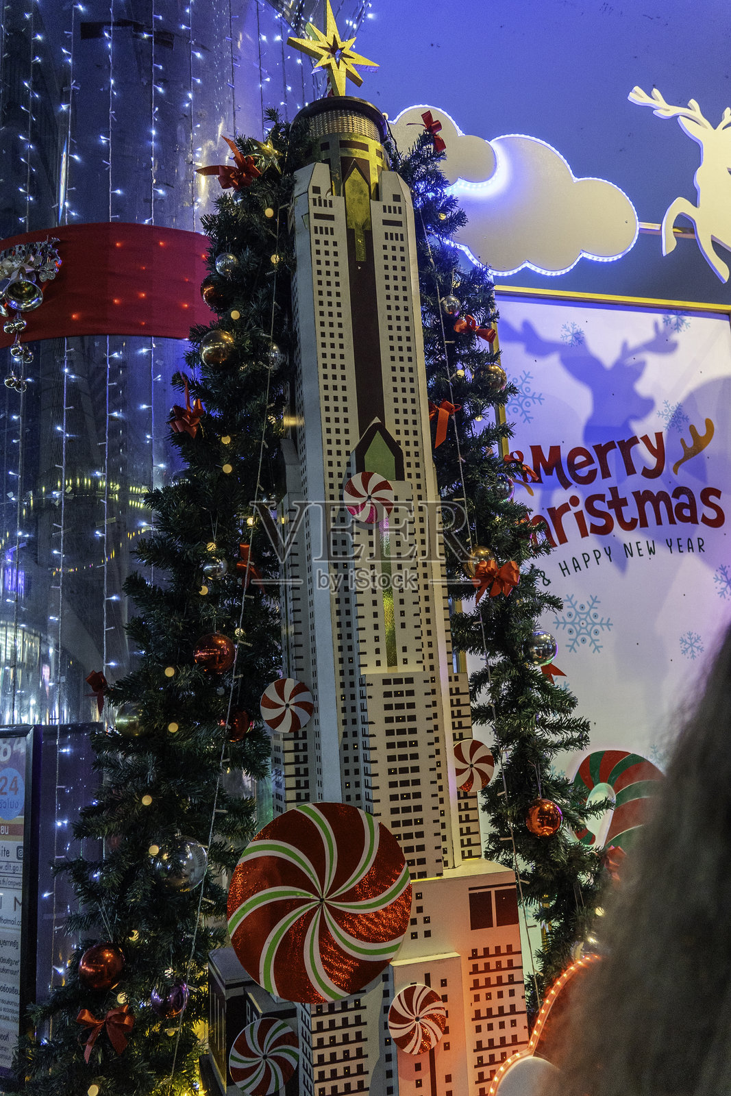 泰国曼谷 - 2024年12月25日:白龙阁酒店墙面展示,展示泰国最高的酒店和城市天际线照片摄影图片