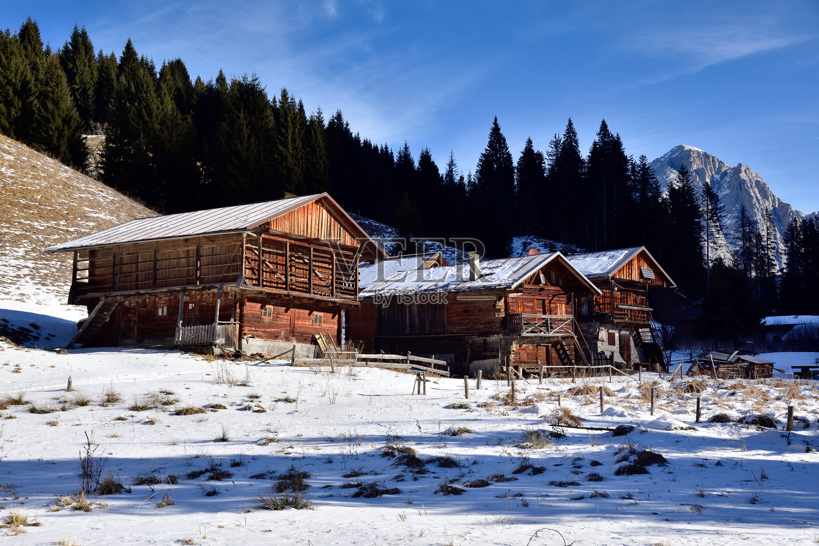 意大利多洛米蒂山维斯登德谷的古老农场和谷仓照片摄影图片
