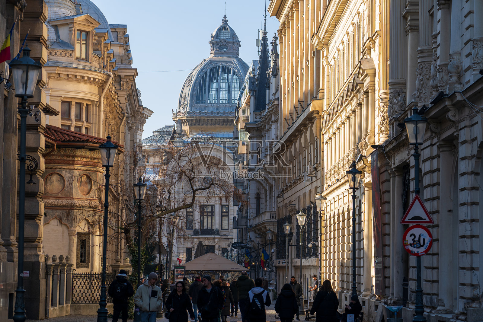 CEC银行大楼（储蓄与存款之家）的景观。老城区的建筑风格。照片摄影图片
