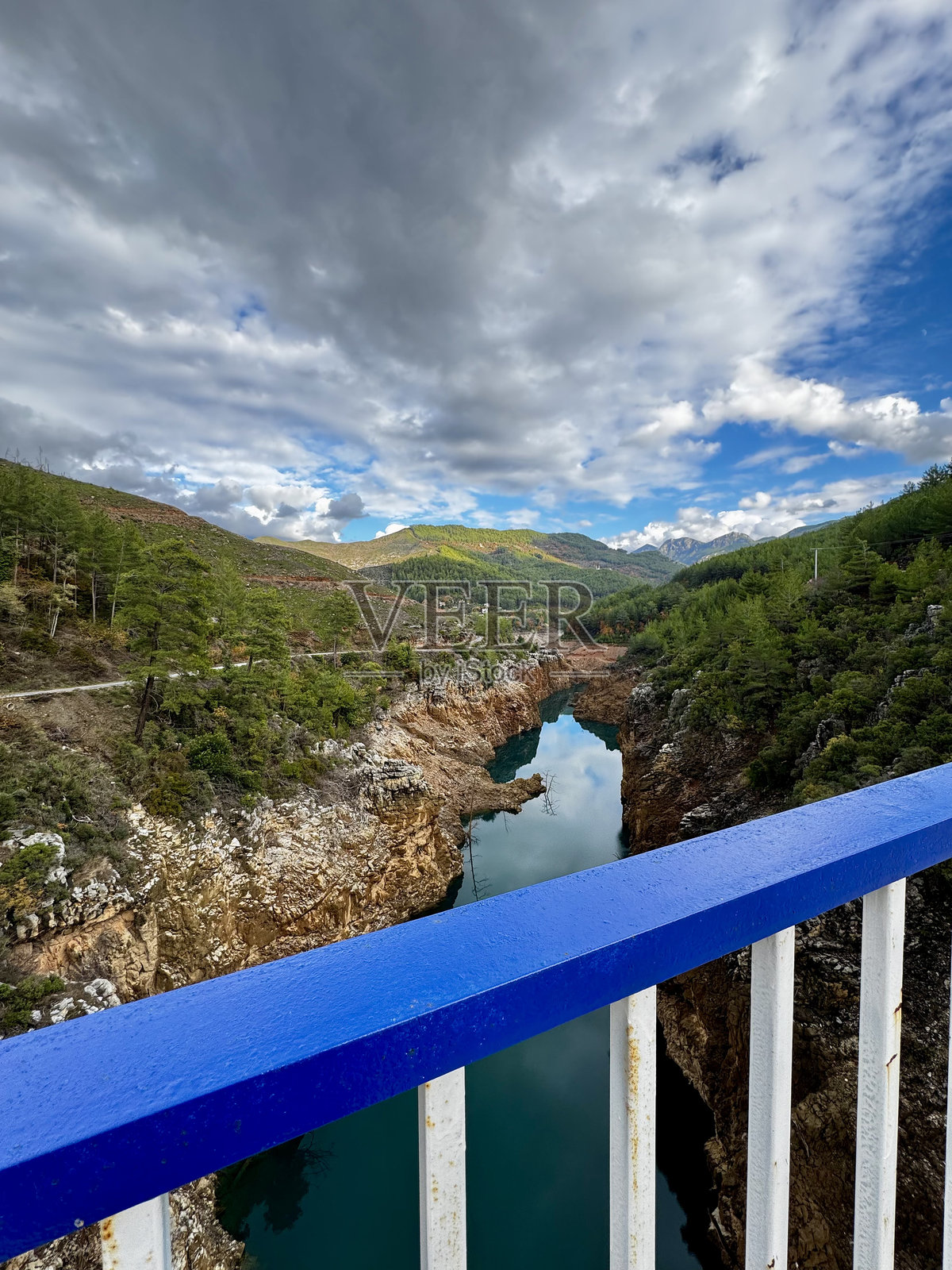 4K无人机视角的峡谷照片摄影图片