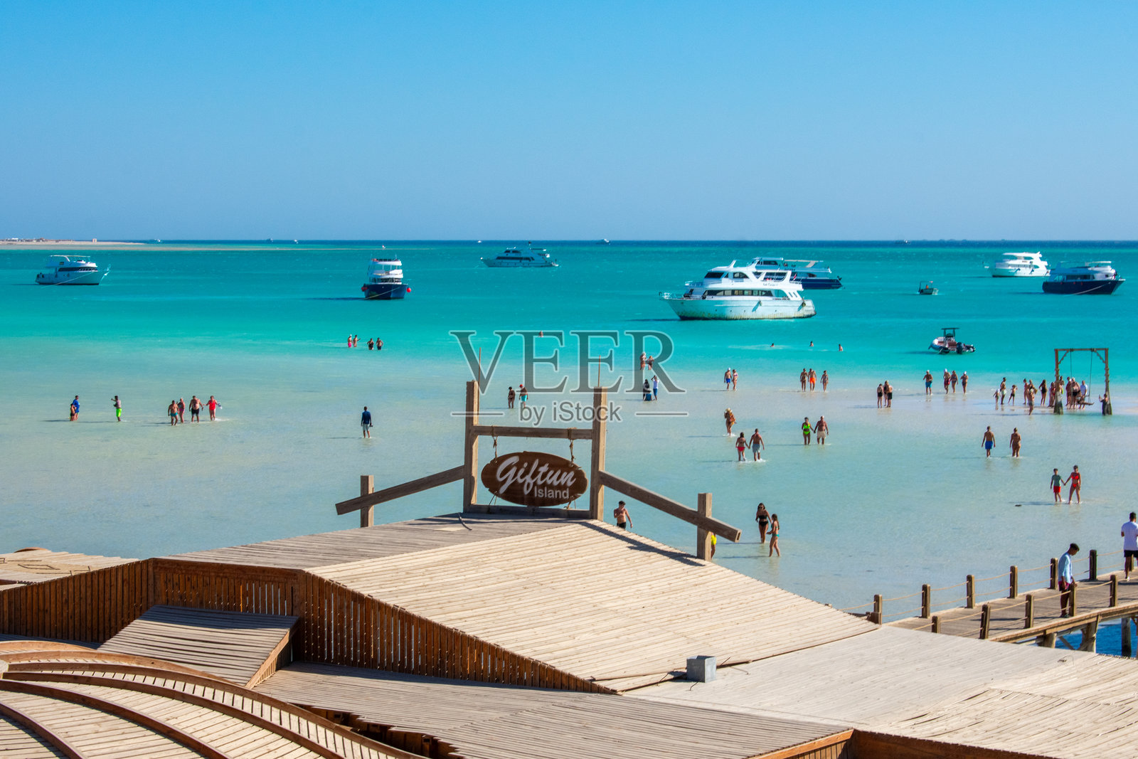 红海橙湾的清澈碧绿水域,位于吉夫顿岛。埃及赫尔格达海滩附近的豪华游艇。照片摄影图片