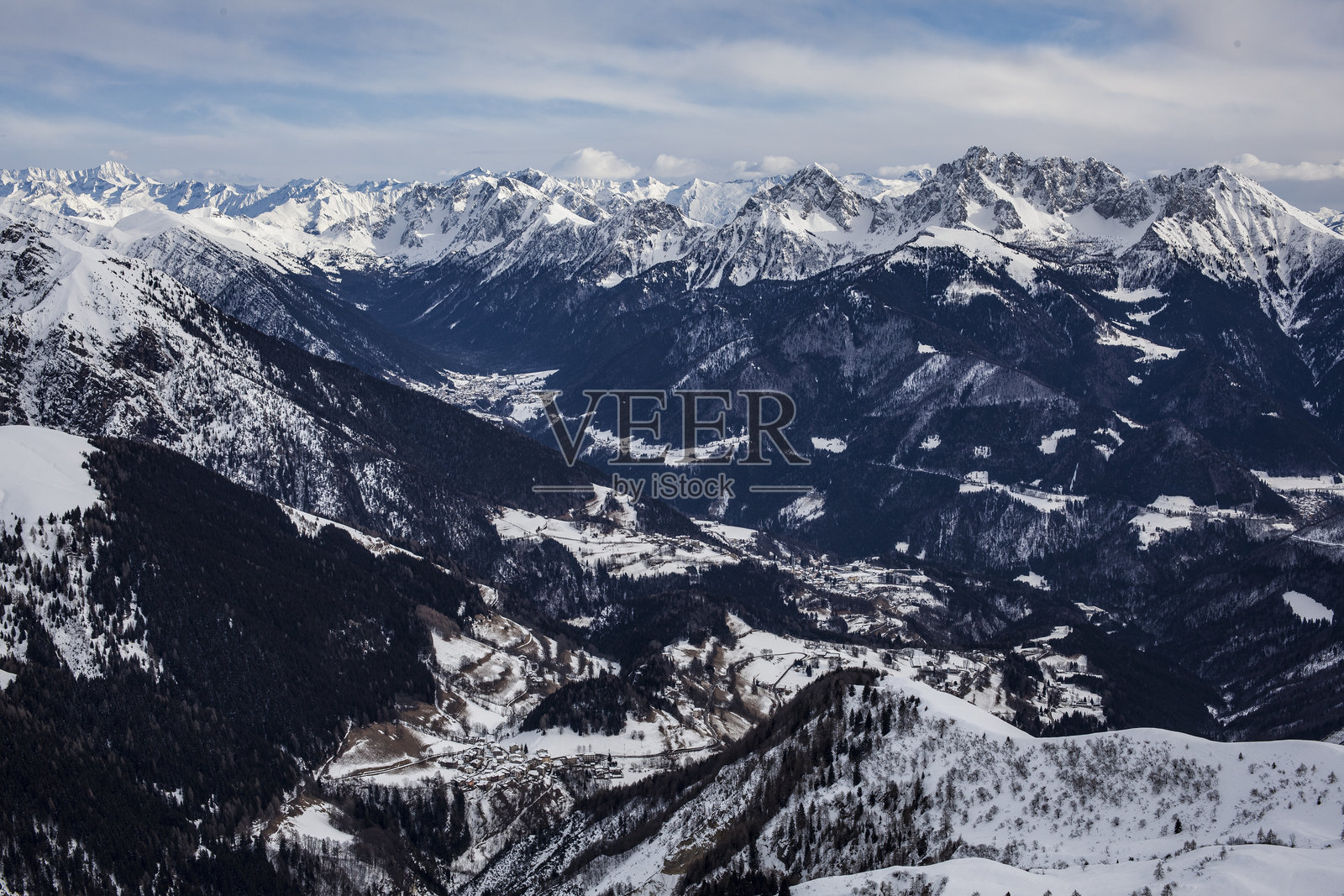 意大利伦巴第大区贝尔加莫的斯卡尔维谷滑雪登山旅行中的冬季景观。照片摄影图片