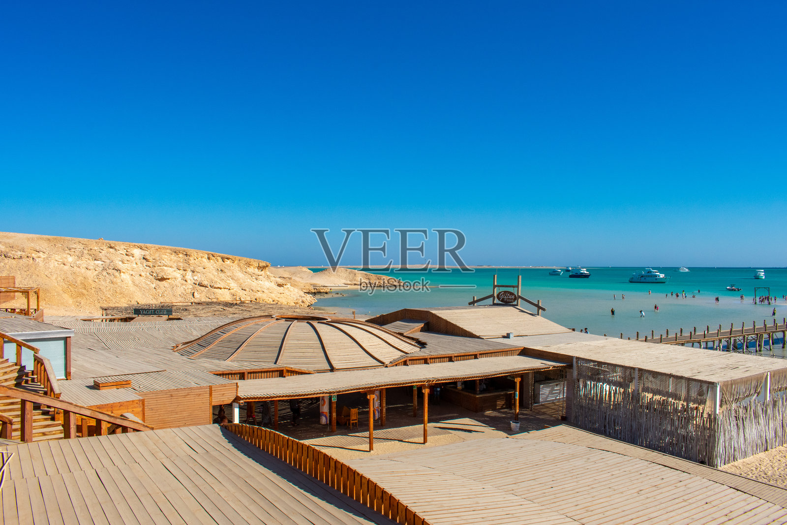 红海橙湾的清澈碧绿水域,位于吉夫顿岛。埃及赫尔格达海滩附近的豪华游艇。照片摄影图片