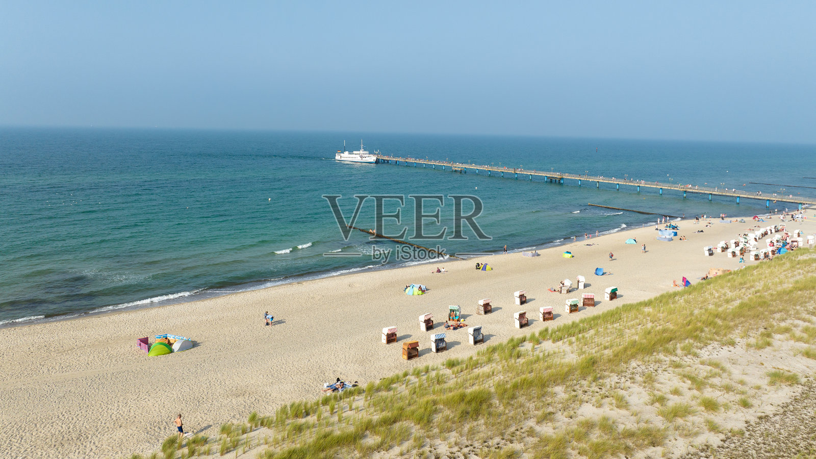 德国费什兰德-达斯-津斯特的格拉尔-穆里茨码头上的船只照片摄影图片