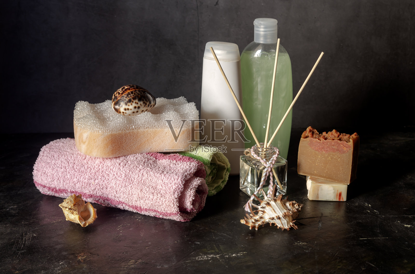 水疗中心的个人卫生用品，香熏棒，毛巾特写放在桌子上照片摄影图片