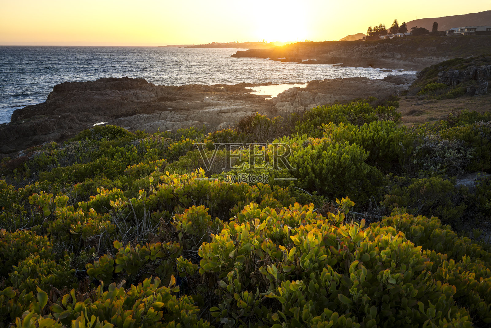 从夸伊沃特观景点俯瞰南非西开普省赫尔曼努斯的日落景色，鲸鱼海岸，奥弗贝格。照片摄影图片
