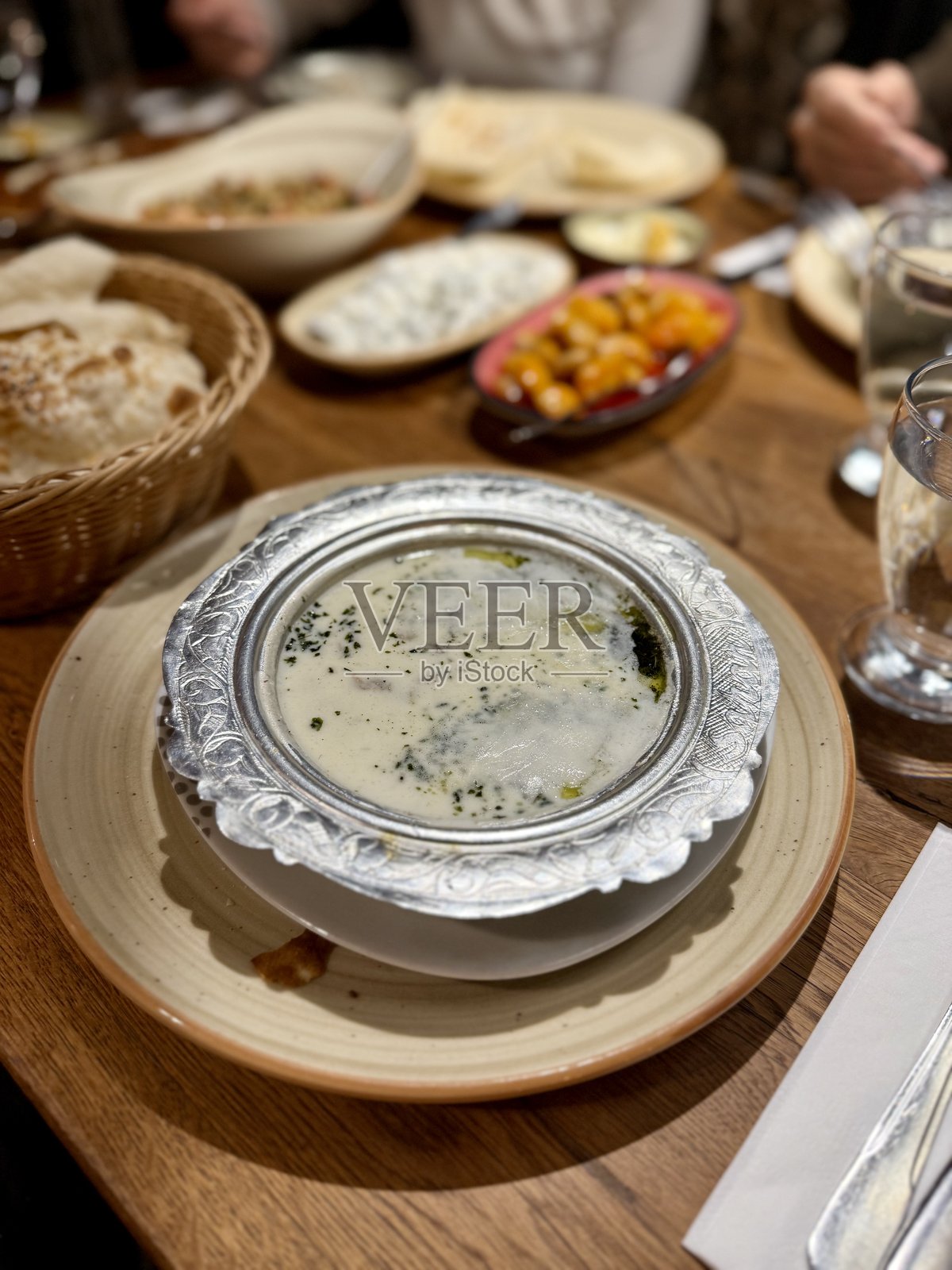 尤瓦拉马汤，土耳其传统食品，配有酸奶和羊肉照片摄影图片