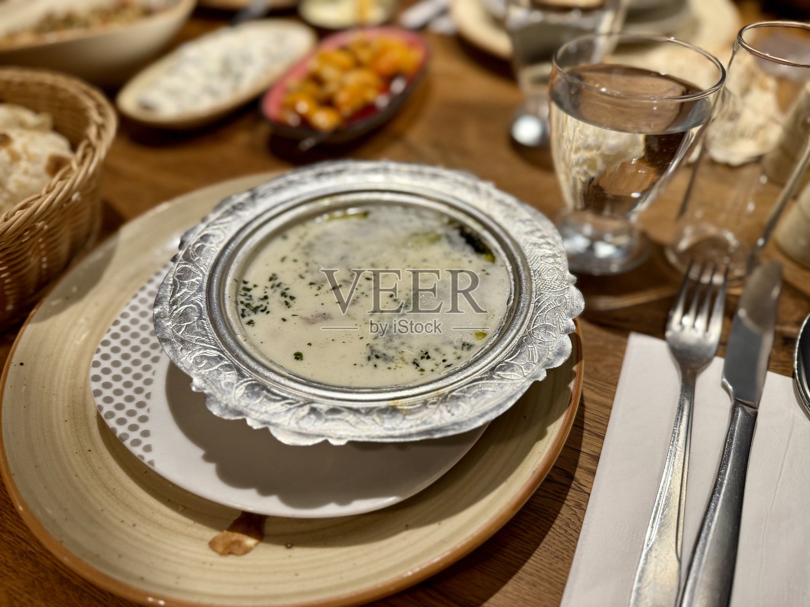 尤瓦拉马汤，土耳其传统食品，配有酸奶和羊肉。照片摄影图片