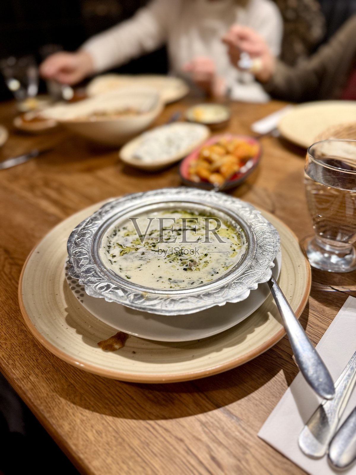 尤瓦拉玛汤，土耳其传统美食，配有酸奶和羊肉照片摄影图片