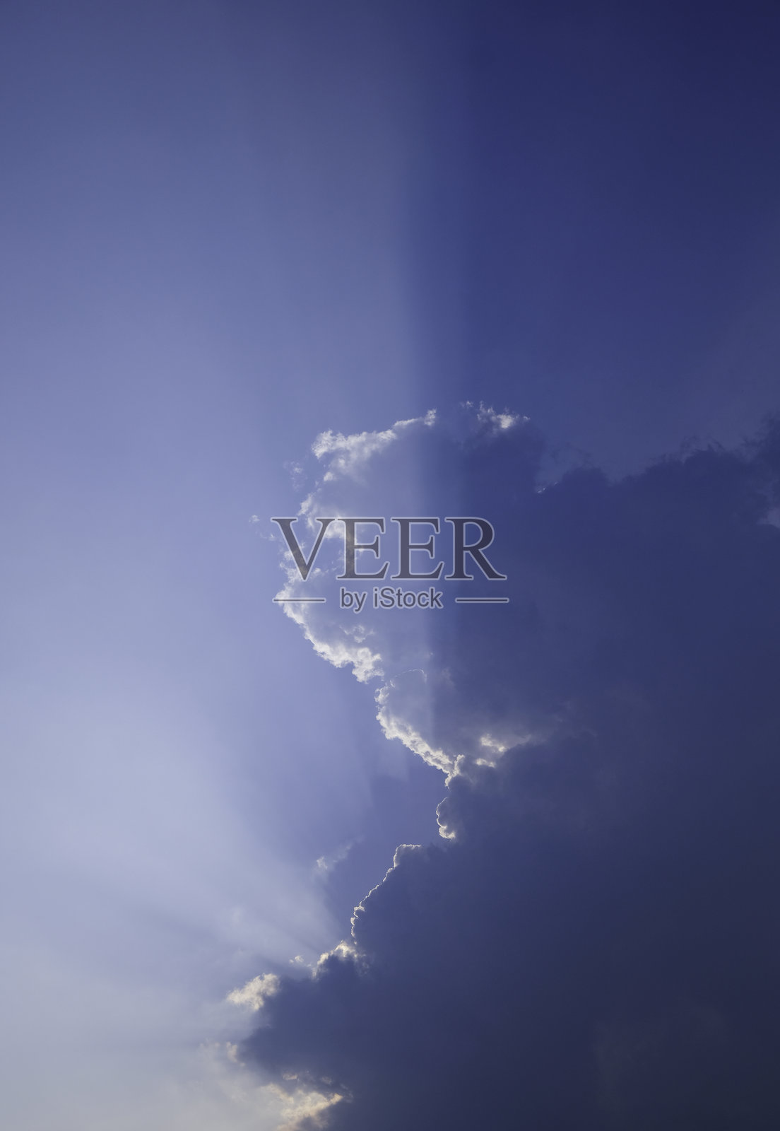 阳光穿透云层的美丽。照片摄影图片