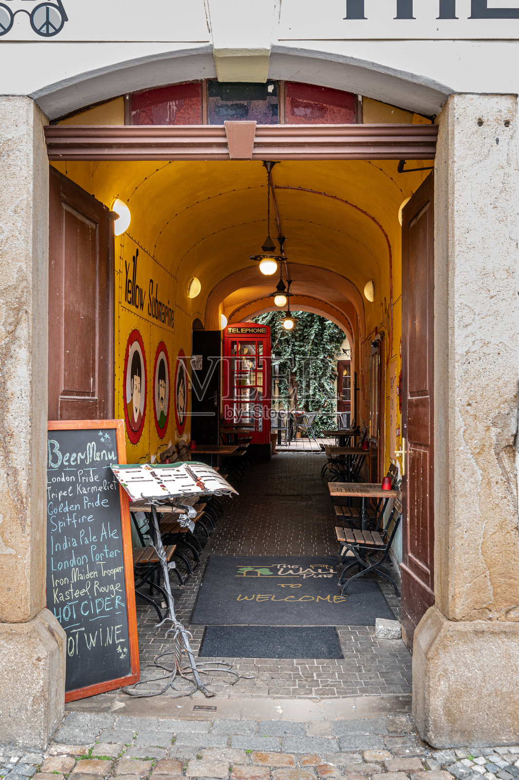 通往复古室内空间的拱门照片摄影图片