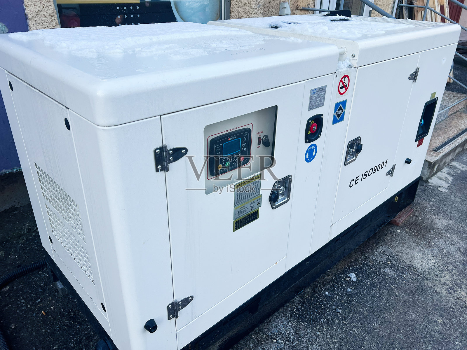 户外雪天放置的白色工业发电机组照片摄影图片