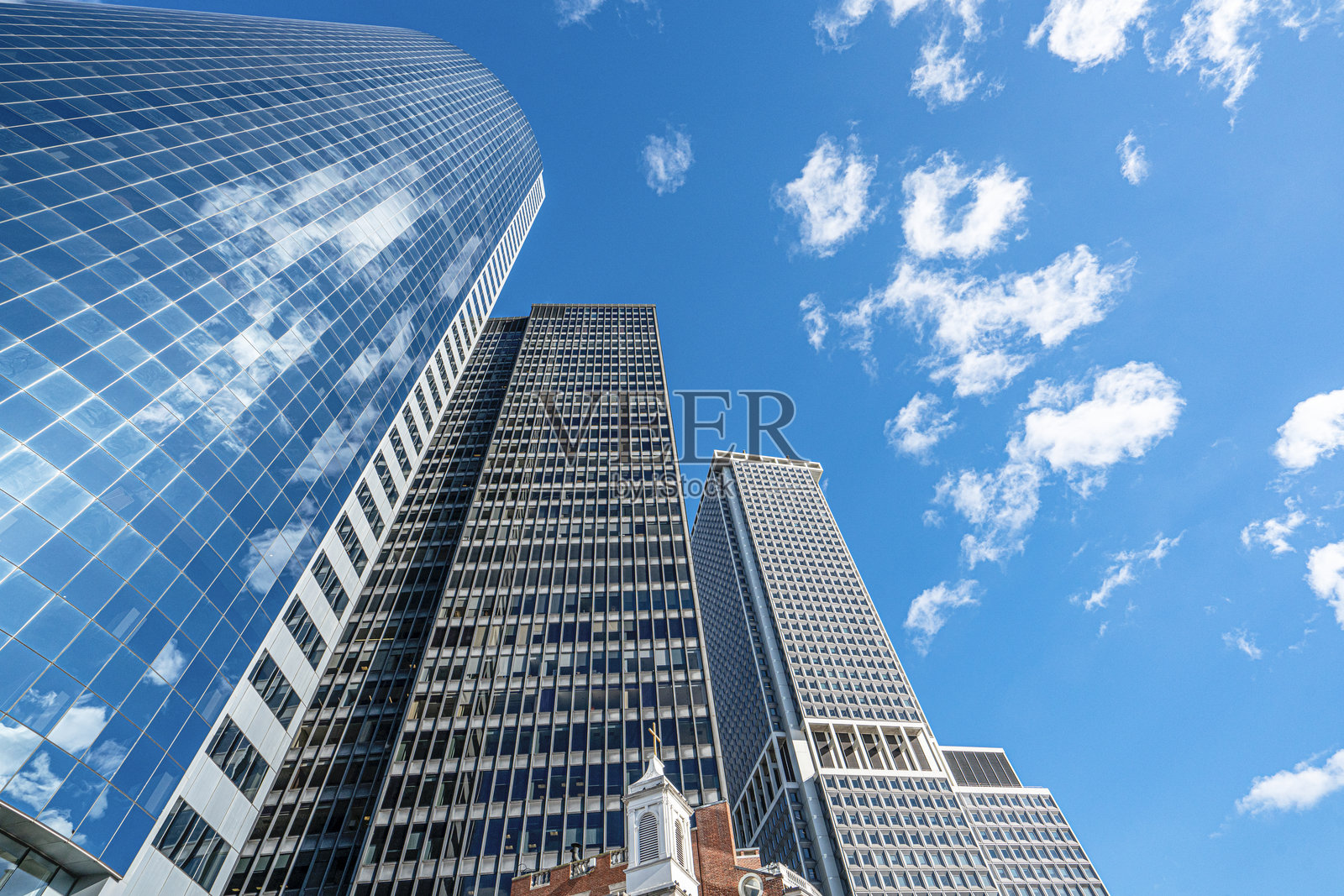 纽约曼哈顿摩天大楼的美丽景色，寒冷的一天。照片摄影图片