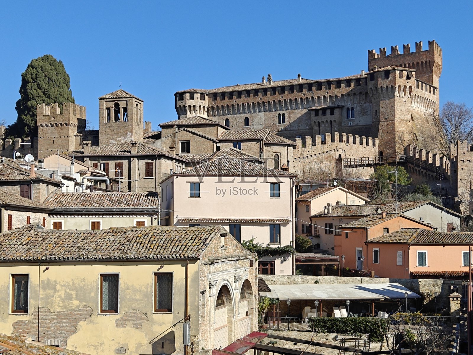 意大利格拉达拉，一座中世纪的美丽城镇照片摄影图片