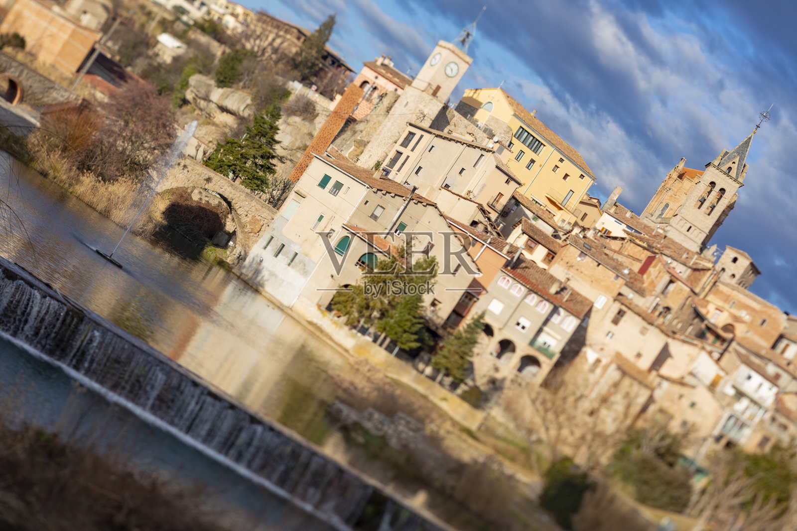 吉罗内利亚村的利奥布雷加特河倾斜移位图，巴塞罗那的山村。照片摄影图片