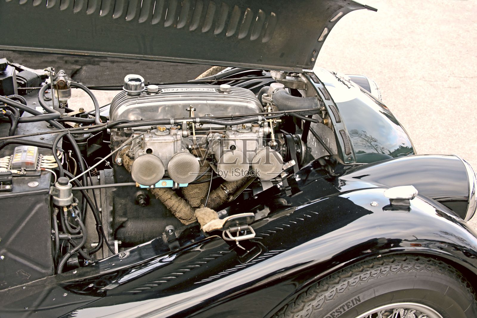 引擎盖打开的美洲虎汽车，展示发动机区域照片摄影图片