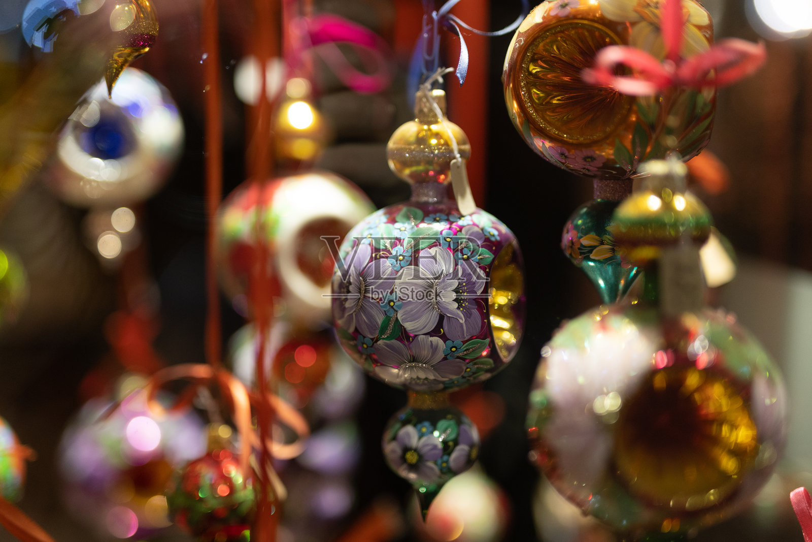 夜间商店橱窗里的圣诞装饰照片摄影图片