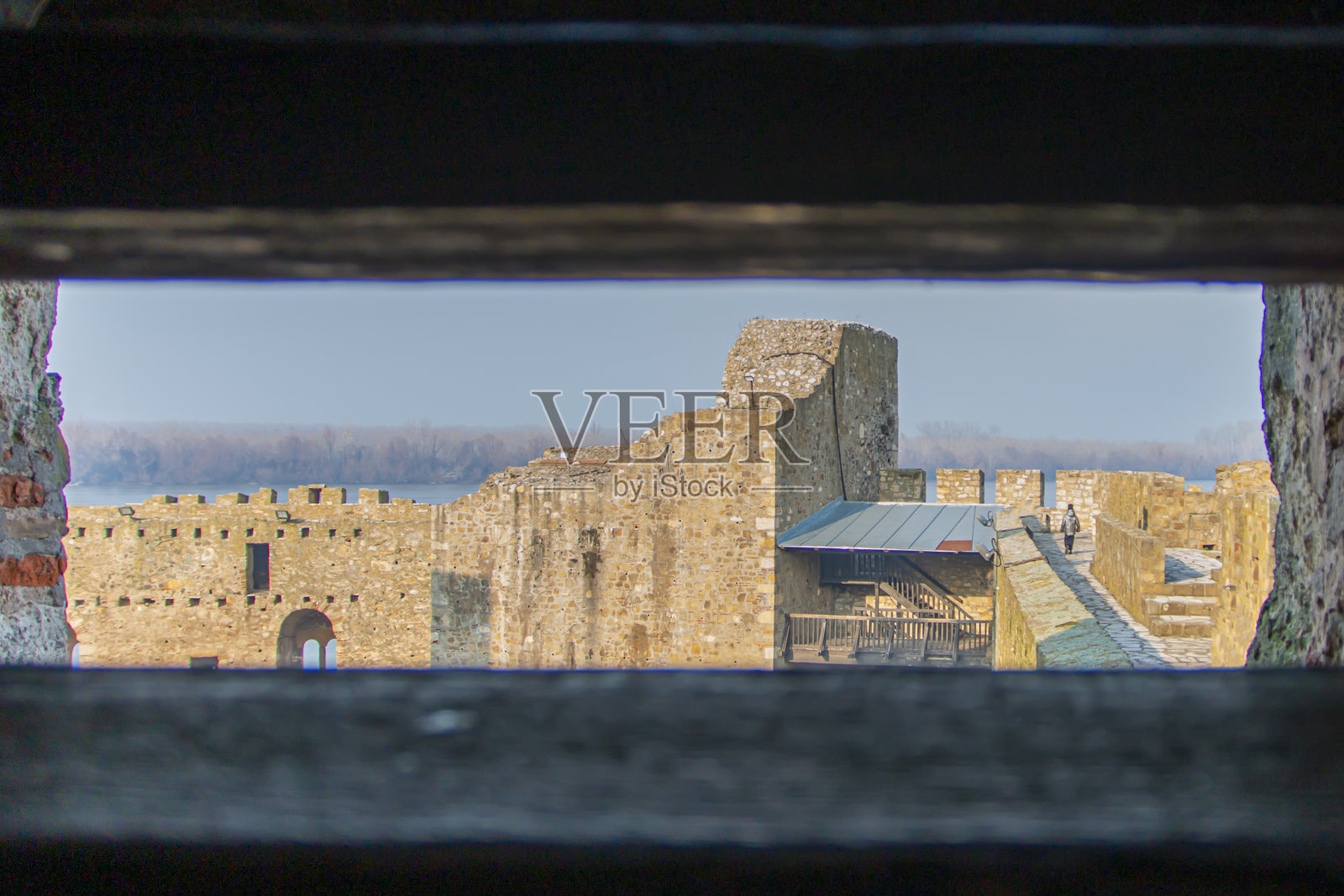 中世纪堡垒的细节。位于塞尔维亚斯梅德雷沃镇的多瑙河旁的中世纪堡垒。照片摄影图片
