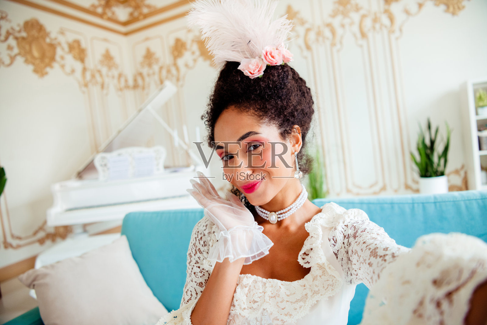 优雅女性身着复古风格连衣裙在奢华的巴洛克室内摆姿势照片摄影图片