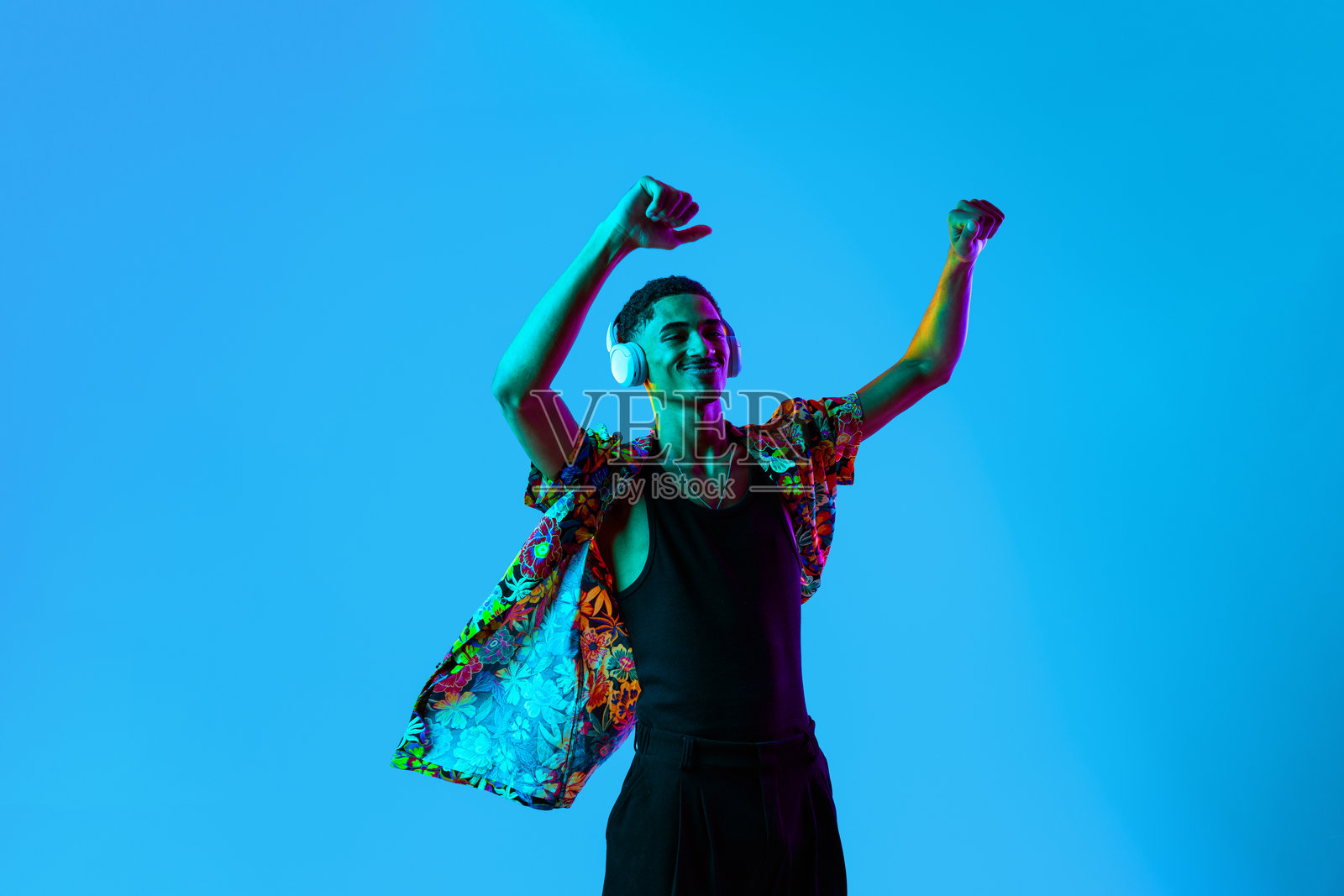 非洲男性在色彩丰富的背景下的肖像摄影照片摄影图片