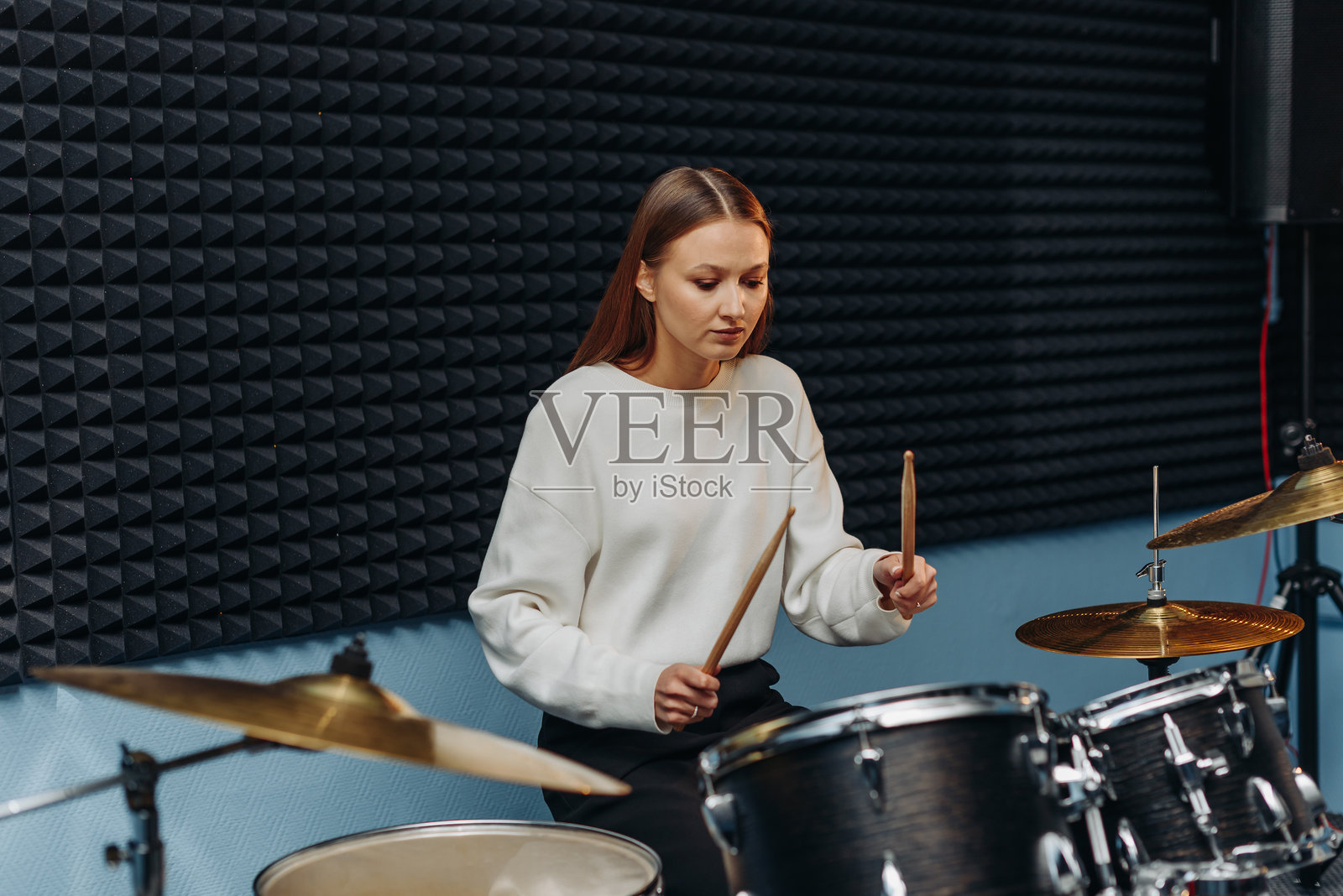 年轻女性在打鼓照片摄影图片